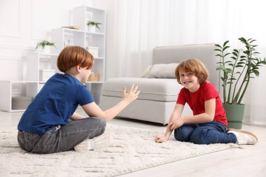 İki kardeş evde birlikte vakit geçiriyorlar.