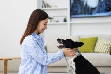 Evinde Collie köpeği olan bir kadın.