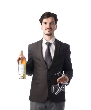 Beyaz arka planda şarap ve bardak şişesi olan profesyonel şarap garsonu.