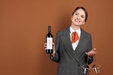 Kahverengi arka planda şarap ve gözlüklü profesyonel şarap garsonu. Metin için boşluk