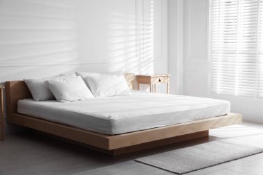 Evdeki yatakta ortopedik yatak ve yastıklar. Metin için boşluk