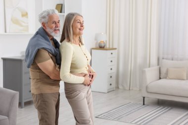 Güzel yaşlı çift evde dans ediyor. Metin için boşluk