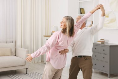 Mutlu son sınıf çifti evde dans ediyor. Metin için boşluk