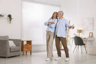 Mutlu son sınıf çifti evde dans ediyor. Metin için boşluk