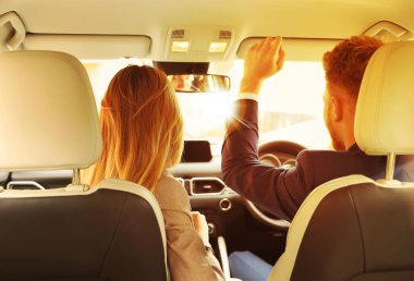 Arabadaki çift, arka koltuğu görüyor.