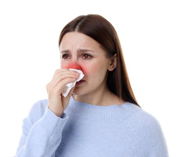 Beyaz arka planda soğuktan acı çeken dokusu olan bir kadın. Kırmızı burun ve gözler.