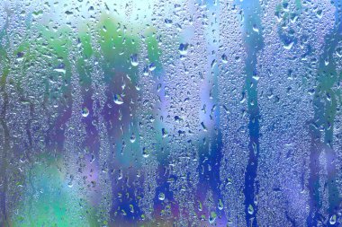 Pencere camında yağmur damlaları ve damlalar var. Yakın plan.