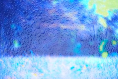 Pencere camında yağmur damlaları ve damlalar var. Yakın plan.