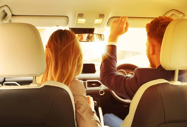 Arabadaki çift, arka koltuğu görüyor.