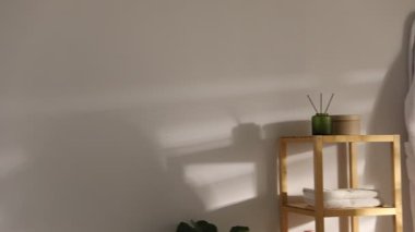 Saçını banyoda saç kurutma makinesiyle kurutan güzel bir kadın.