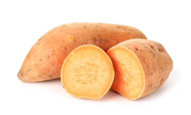 Beyaz üzerine izole edilmiş tatlı patatesler.