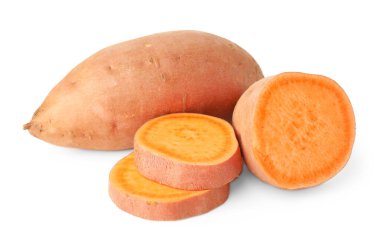 Beyaz üzerine izole edilmiş tatlı patatesler.