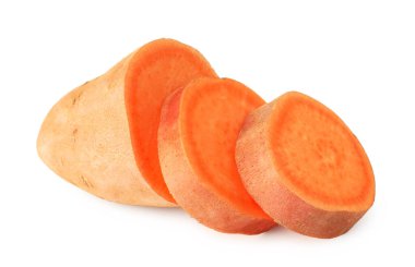 Beyaz üzerine izole edilmiş çiğ patates parçaları.