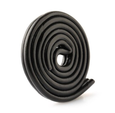 Bir doğal meyan kökü şekeri beyaza izole edilmiş.