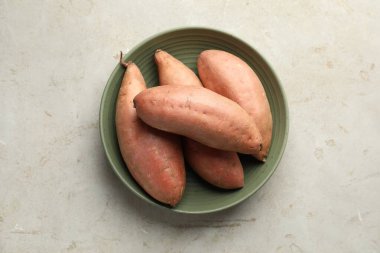 Gri desenli masada çiğ patates, üst manzara.