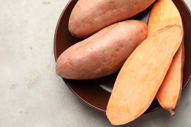 Gri desenli masada çiğ patates, üst manzara. Metin için boşluk