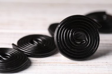 Tahta masada doğal meyan kökü şekeri, yakın plan.