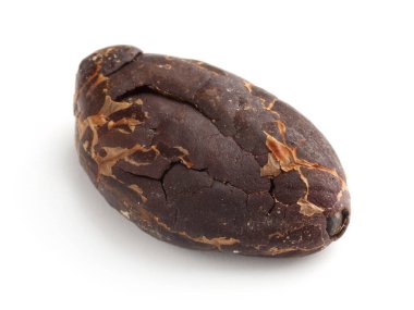 Bir doğal kakao çekirdeği beyaz üzerine izole edilmiş.
