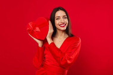 Sevgililer Günü. Kırmızı arka planda güzel bir kadın.