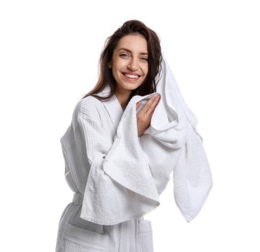 Güzel bir kadın beyaz arka planda havluyla saçlarını kurutuyor.