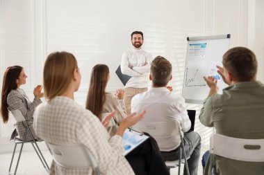 İş planlaması. Meslektaşlar ofiste toplantı yapıyorlar.
