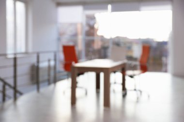 Ofisteki şık masa ve sandalyelerin bulanık görüntüsü. İç tasarım