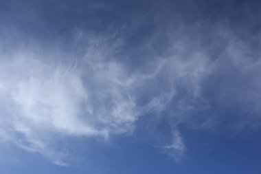 Güneşli bir günde mavi gökyüzünde güzel beyaz bulutlar