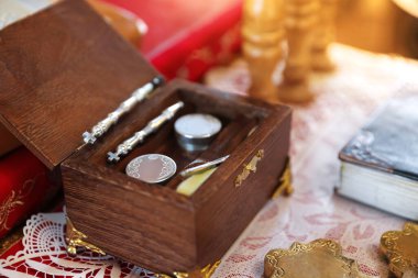 Vaftiz töreni. Kilisedeki kutsal yağ ve ayin kaşıklarıyla ahşap kutu, yakın plan.