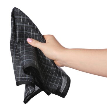 Beyaz arkaplanda siyah kareli mendil tutan kadın, yakın plan.