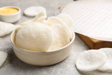 Pirinç kağıdı, patates kızartması ve sos gri masada, yakın plan.