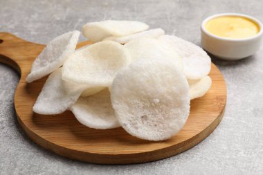 Gri masada pirinç kağıdı ve sos, yakın plan.