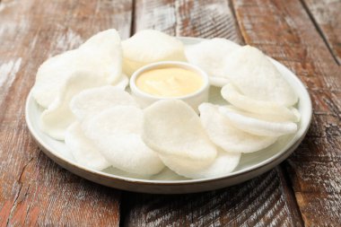 Pilav kağıdı ve sos ahşap masada, yakın plan.