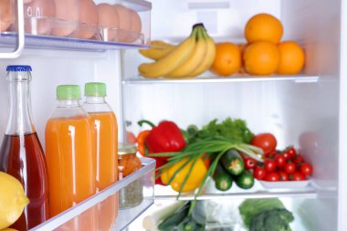 Farklı taze gıda ürünleri olan modern buzdolabı, yakın plan.