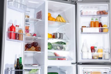 Farklı taze gıda ürünleri olan modern buzdolabı.