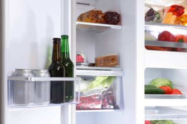 Farklı taze gıda ürünleri olan modern buzdolabı, yakın plan.