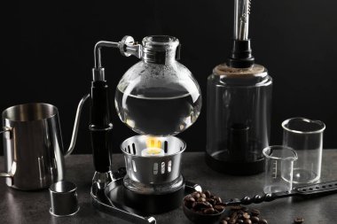 Süpürge kahve makinesi, kahve ve fasulye yapmak için diğer malzemeler, yakın plan.