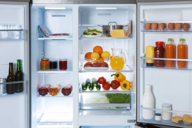 Farklı taze gıda ürünleri olan modern buzdolabı.