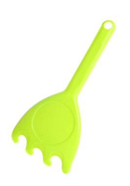 Açık yeşil plastik tırmık beyazda izole edilmiş. Çocukların plaj oyuncağı.