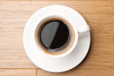 Aromatik kahve, tahta masada, üst tarafta.