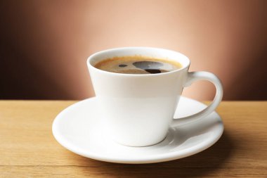 Ahşap masada, fincanda Aromatik kahve, yakın plan.