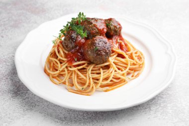 Masada köfteli makarna, yakın plan.