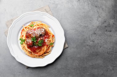 Gri masada köfteli ve peynirli lezzetli makarna, üst manzara. Metin için boşluk