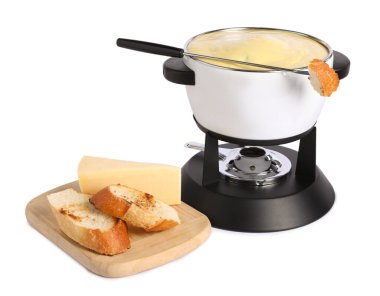 Lezzetli erimiş peynirli fondü ve beyaz üzerine izole edilmiş ekmek parçaları.