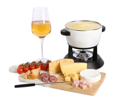 Lezzetli eritilmiş peynir, aperatifler ve beyaz şarap ile fondü.