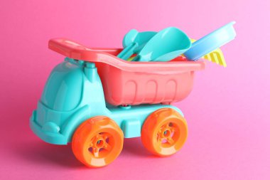 Pembe arka planda parlak çocukların plaj oyuncakları