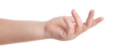 Küçük kız beyaz arka planda bir şey tutuyor, yakın plan.