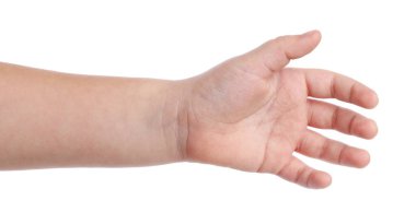 Küçük kız beyaz arka planda bir şey tutuyor, yakın plan.