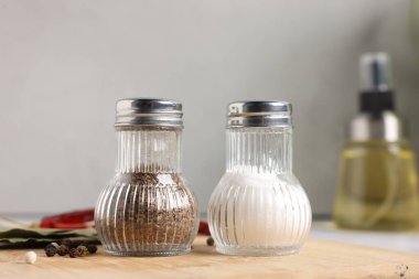 Baharatlı tuzluk ve biberlikler, yakın plan.