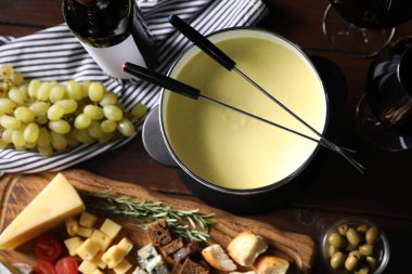 Erimiş peynir, şarap ve abur cuburla fondü tenceresi (caquelon).