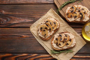 Ahşap masada ezmeli, mantarlı ve baharatlı nefis bruschettalar. Metin için boşluk
